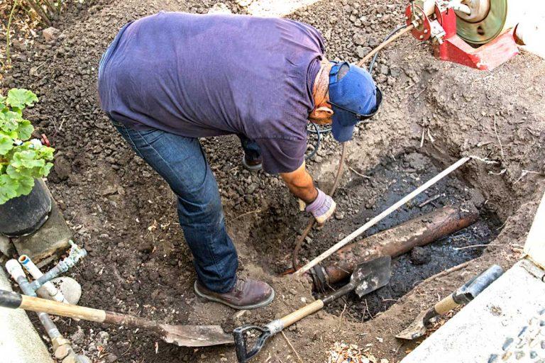homeguide-contractor-digging-and-replacing-old-broken-sewer-line