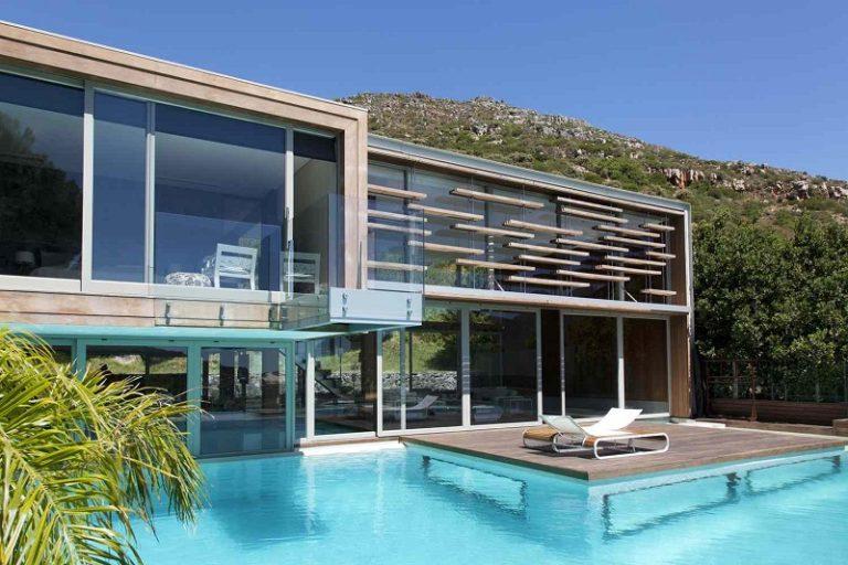Custom Pool Design: What Contemporary Pool Builders Can Offer