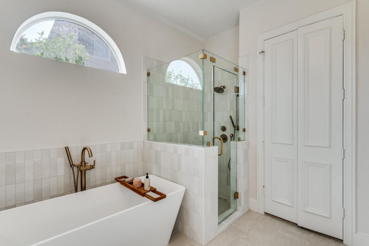 Expert Advice for Effective Bathtub Refinishing: Restoring Your Bathroom’s Elegance